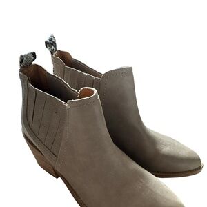 Report Oberon boots Stylish Tan Ankle Boots 6.5 pull in snake print detail